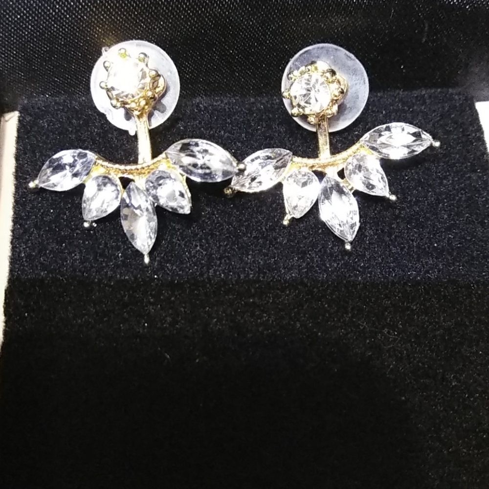 ☀️NEW BEAUTIFUL GOLD OR SILVER CZ EAR HUGGER EARRI